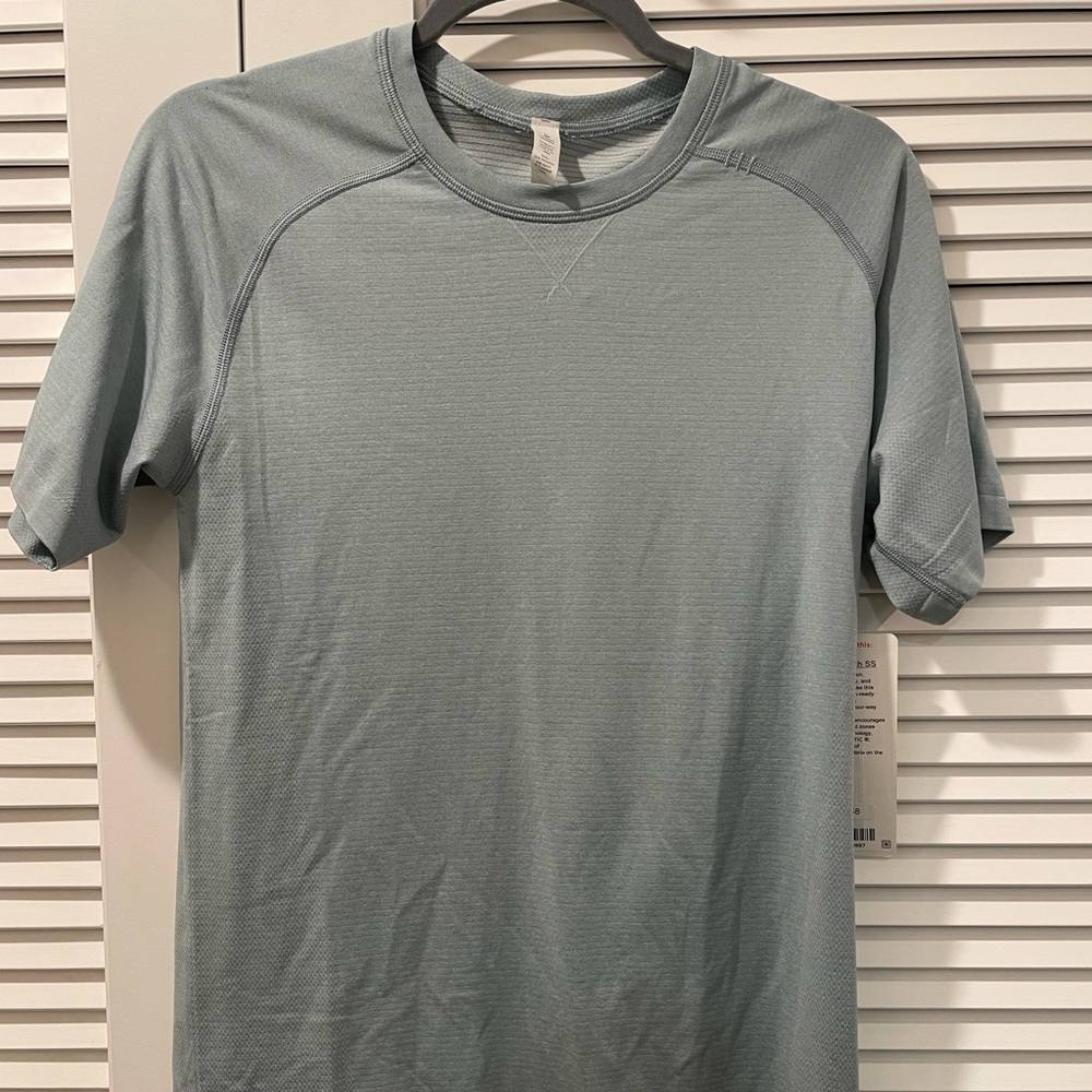 Small lululemon metal vent tech ss in light blue